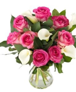 Rakkaudella-kimpussa vaaleanpunaisia ruusuja ja valkoisia kalloja